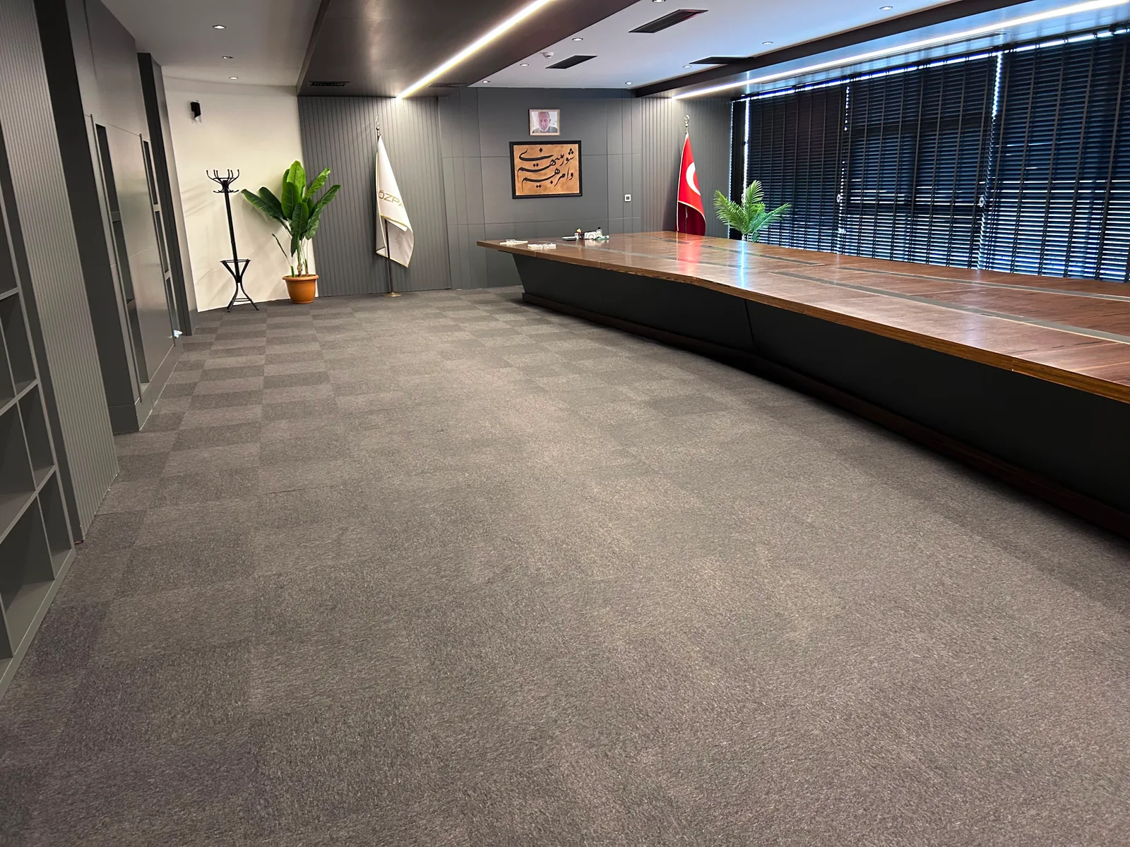 Geniş ticari alanda yerinde halı temizliği sonucu