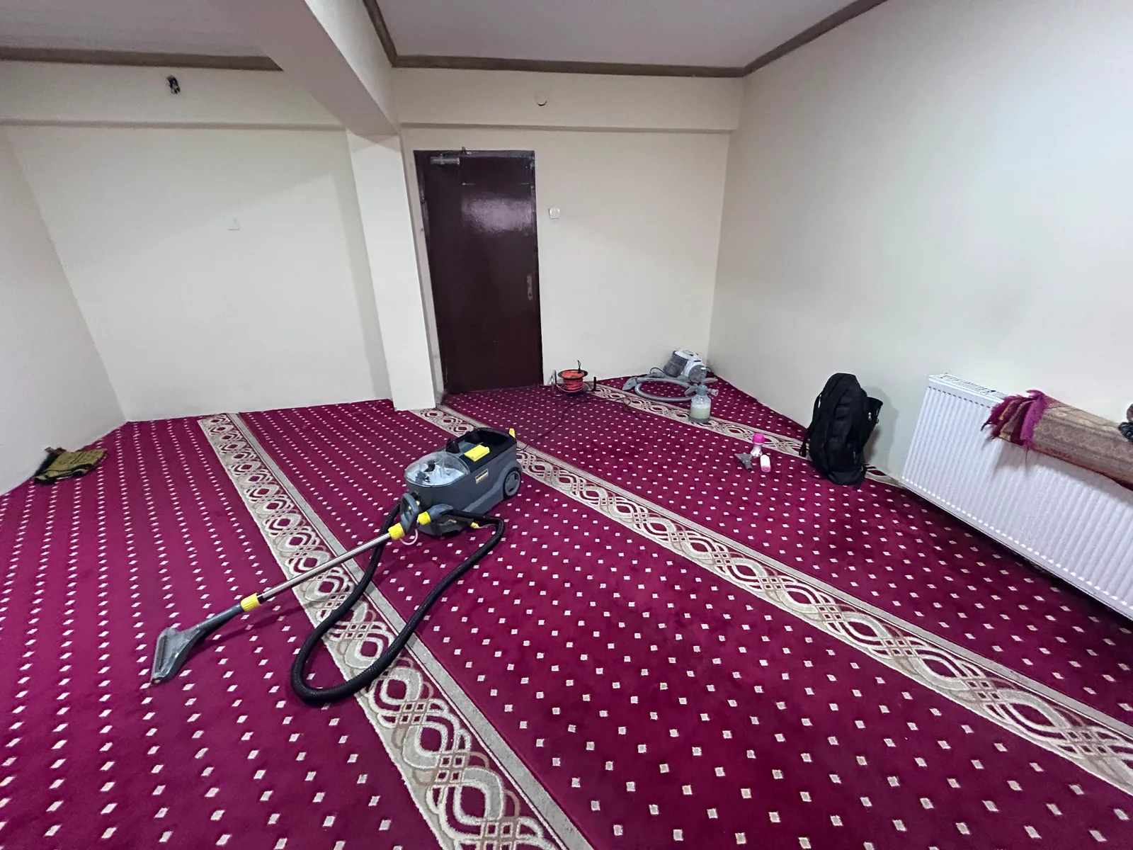 Cami halısında profesyonel yerinde temizlik uygulaması
